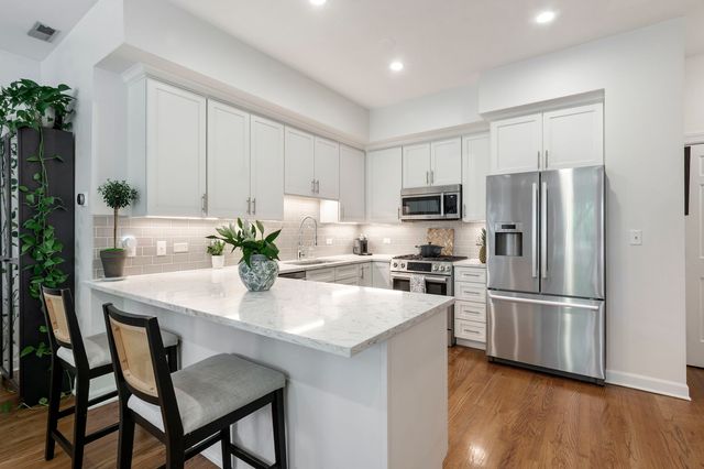 1350 W Belmont Avenue A, Chicago, IL 60657