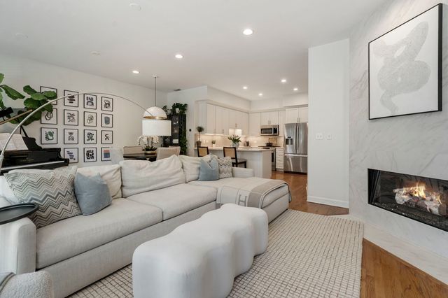 1350 W Belmont Avenue A, Chicago, IL 60657