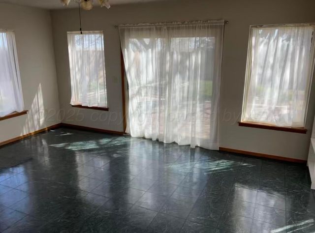 613 S Fulton Street, Stratford, TX 79084