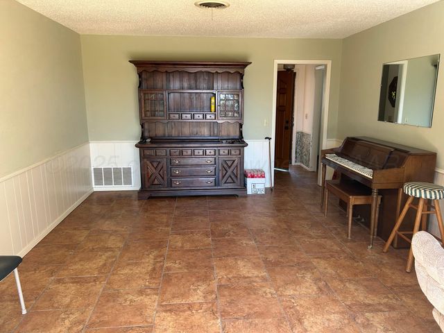 613 S Fulton Street, Stratford, TX 79084