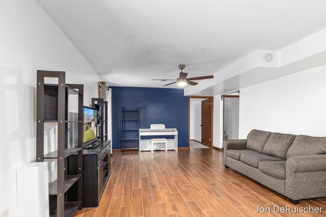 1879 Holliday Drive, Wyoming, MI 49519