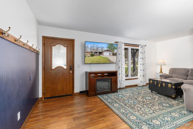 1879 Holliday Drive, Wyoming, MI 49519