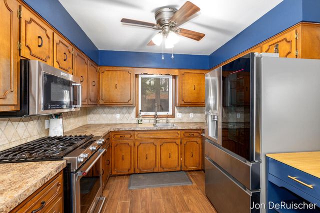 1879 Holliday Drive, Wyoming, MI 49519