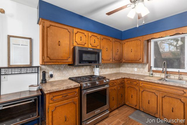 1879 Holliday Drive, Wyoming, MI 49519