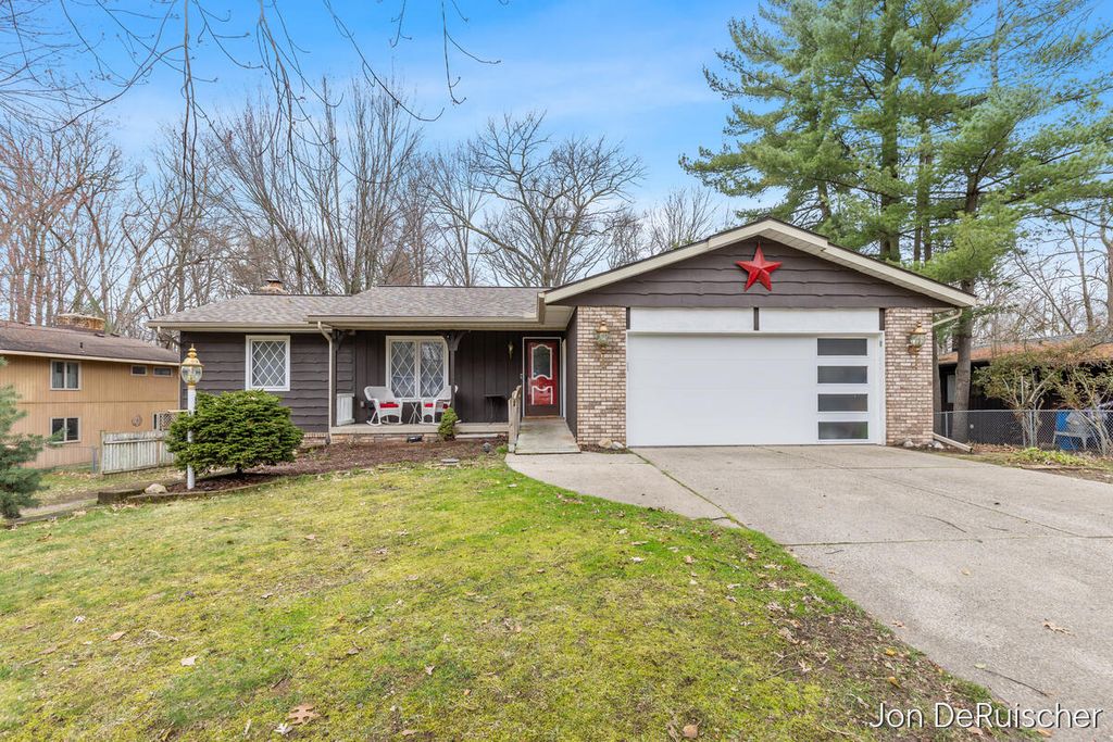 1879 Holliday Drive, Wyoming, MI 49519