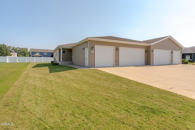 235 Irvine Loop, Bismarck, ND 58504 property photo