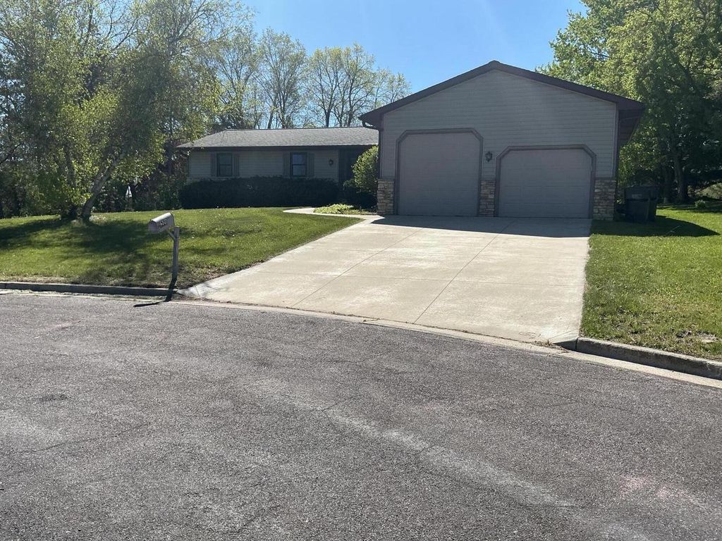 201 Pauquette DRIVE, Poynette, WI 53955