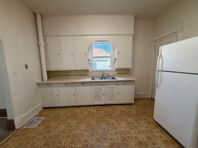 719 W 1st Street, Waterloo, IA 50701