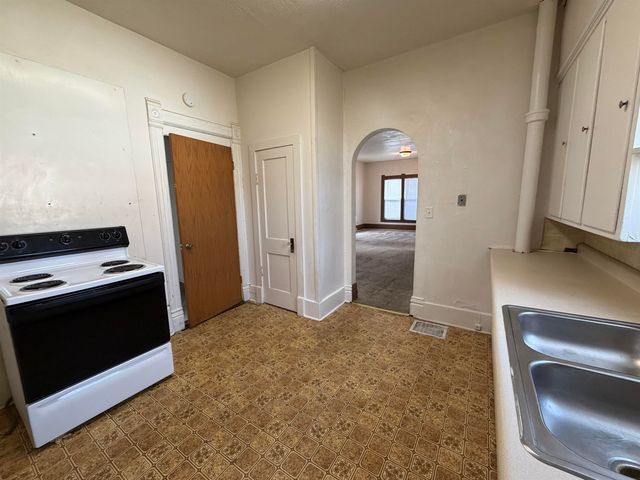 719 W 1st Street, Waterloo, IA 50701