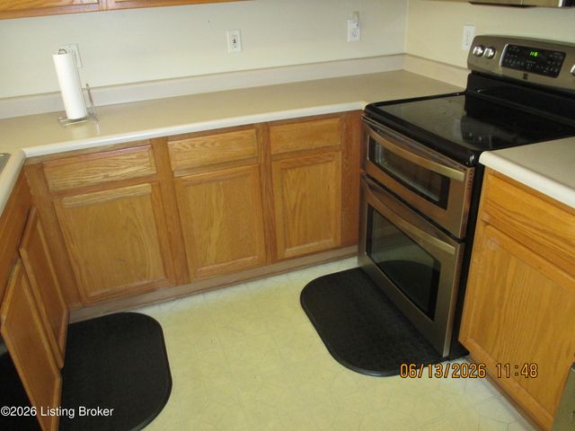 9526 Bayberry Green Ln Ln, Louisville, KY 40291