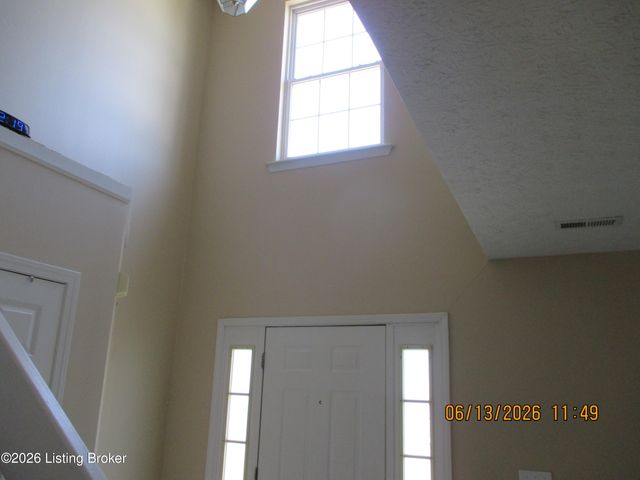 9526 Bayberry Green Ln Ln, Louisville, KY 40291