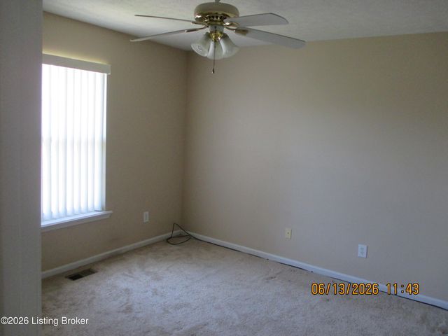 9526 Bayberry Green Ln Ln, Louisville, KY 40291
