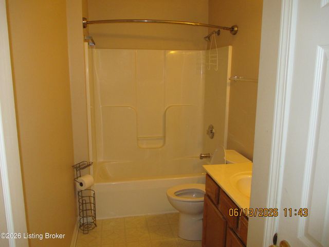 9526 Bayberry Green Ln Ln, Louisville, KY 40291