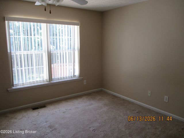 9526 Bayberry Green Ln Ln, Louisville, KY 40291
