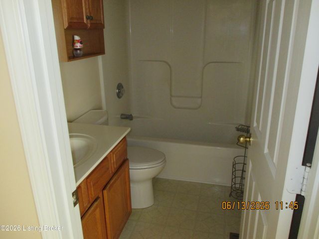 9526 Bayberry Green Ln Ln, Louisville, KY 40291