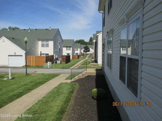 9526 Bayberry Green Ln Ln, Louisville, KY 40291