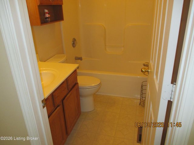 9526 Bayberry Green Ln Ln, Louisville, KY 40291