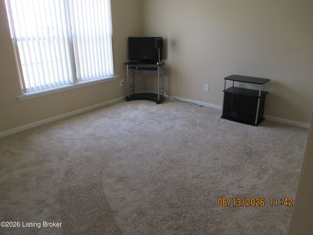 9526 Bayberry Green Ln Ln, Louisville, KY 40291