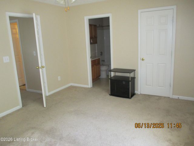 9526 Bayberry Green Ln Ln, Louisville, KY 40291