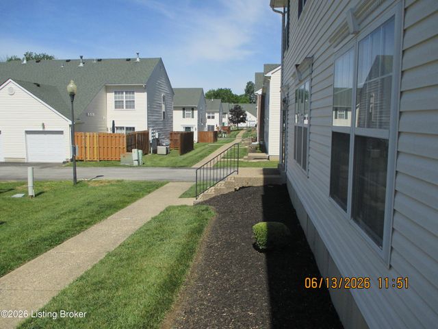 9526 Bayberry Green Ln Ln, Louisville, KY 40291