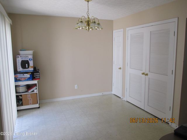9526 Bayberry Green Ln Ln, Louisville, KY 40291