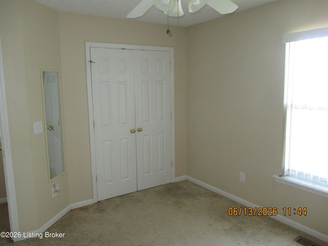 9526 Bayberry Green Ln Ln, Louisville, KY 40291