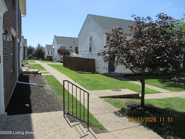 9526 Bayberry Green Ln Ln, Louisville, KY 40291