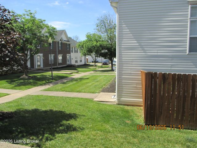 9526 Bayberry Green Ln Ln, Louisville, KY 40291