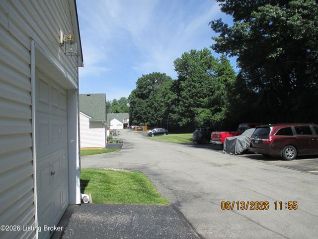 9526 Bayberry Green Ln Ln, Louisville, KY 40291