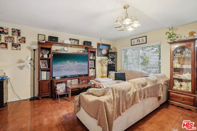 1158 N Kenmore Avenue, Los Angeles, CA 90029