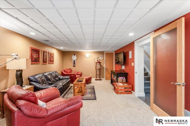 2925 Kucera Drive, Lincoln, NE 68502