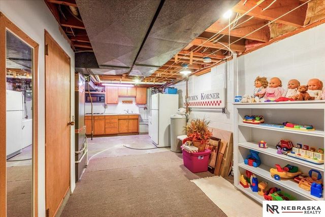 2925 Kucera Drive, Lincoln, NE 68502