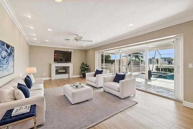 7864 9TH AVENUE S, St Petersburg, FL 33707