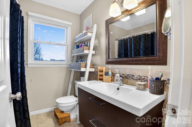 225 Baxter Street, Morganton, NC 28655