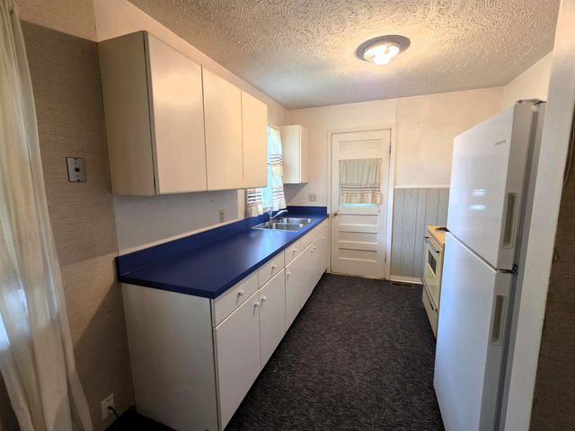 1418 Sunrise Dr, Salina, KS 67401