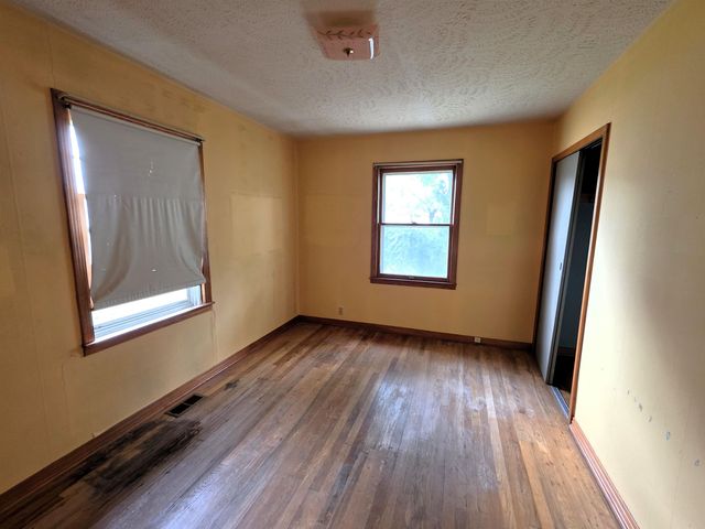 1418 Sunrise Dr, Salina, KS 67401