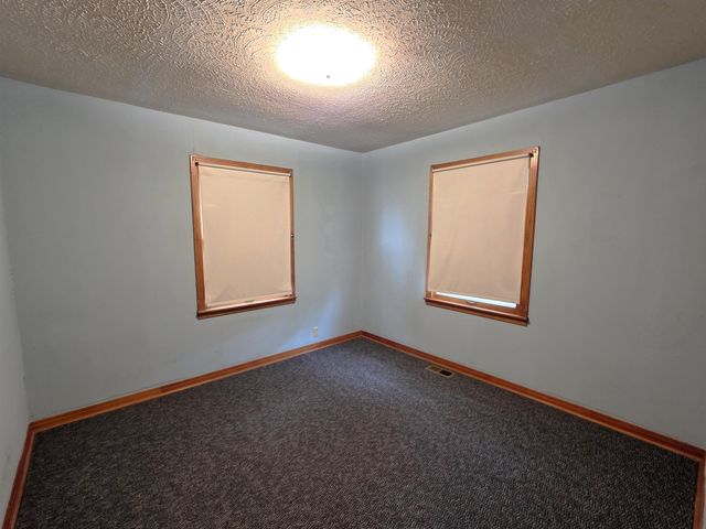 1418 Sunrise Dr, Salina, KS 67401