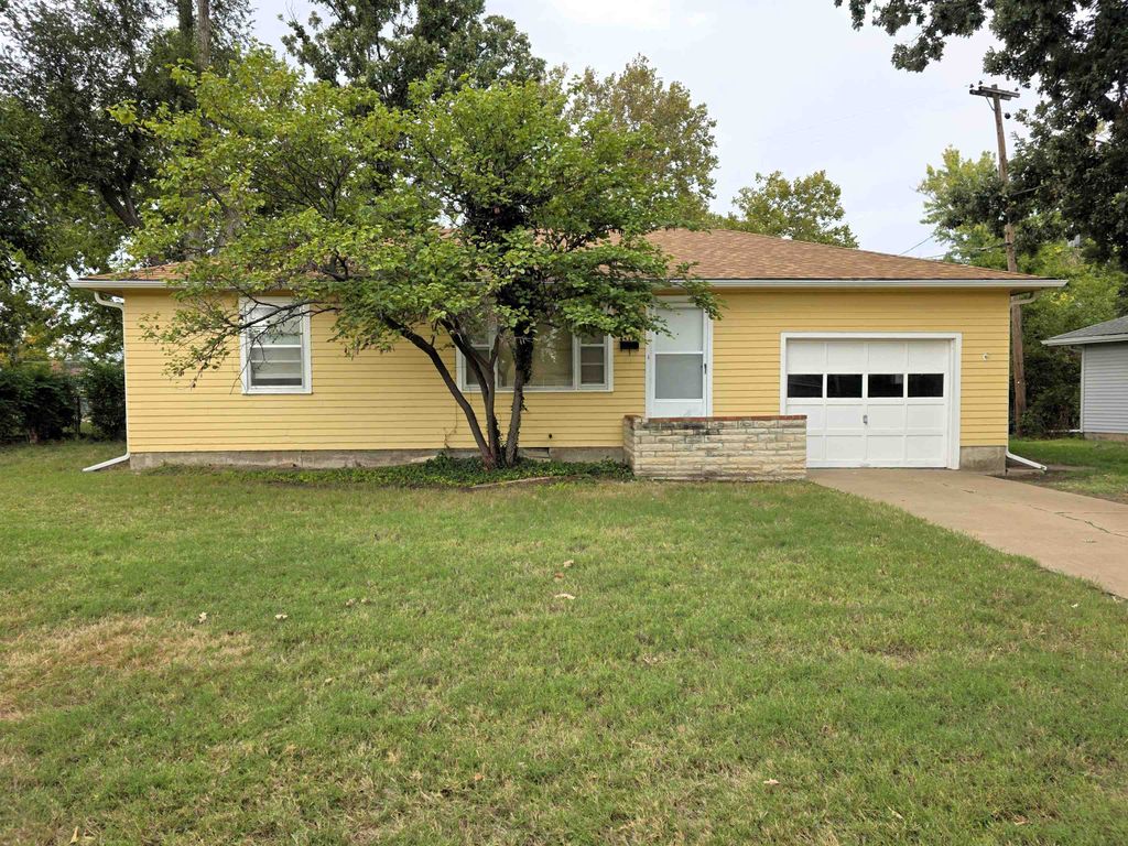 1418 Sunrise Dr, Salina, KS 67401