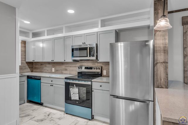 2212 SW Plass AVE, Topeka, KS 66611