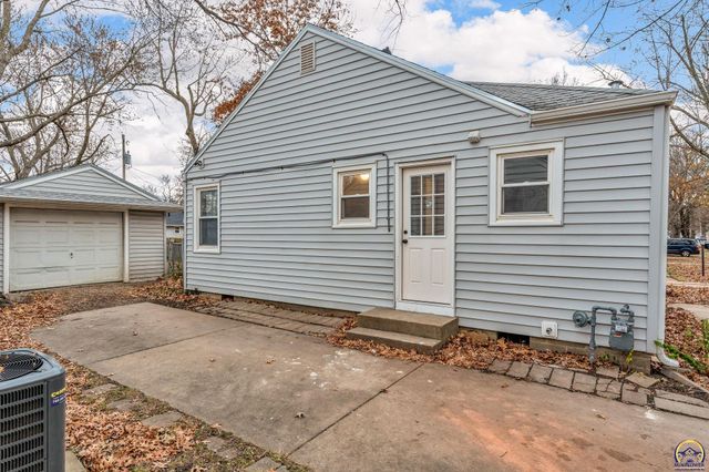 2212 SW Plass AVE, Topeka, KS 66611