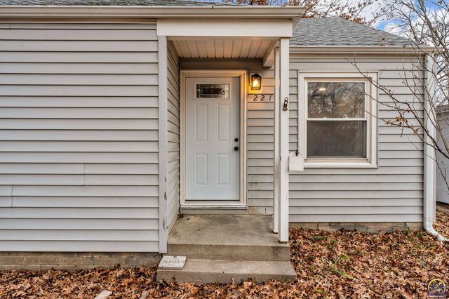 2212 SW Plass AVE, Topeka, KS 66611