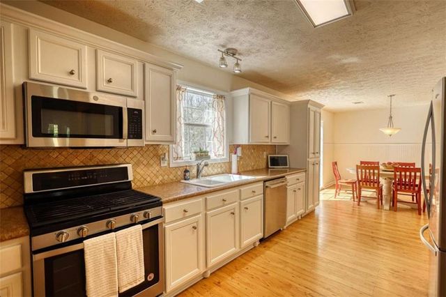 911 Parkplace, Loganville, GA 30052