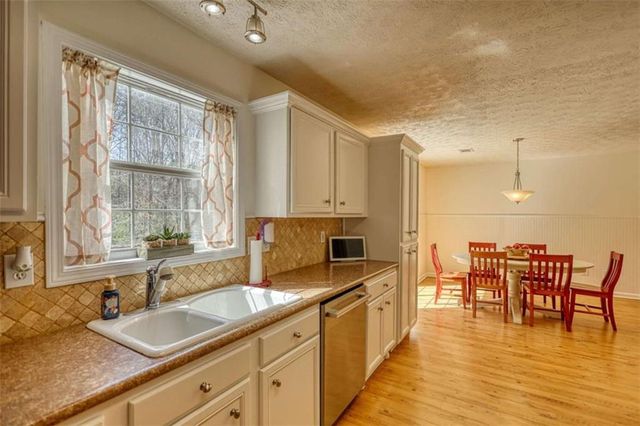 911 Parkplace, Loganville, GA 30052