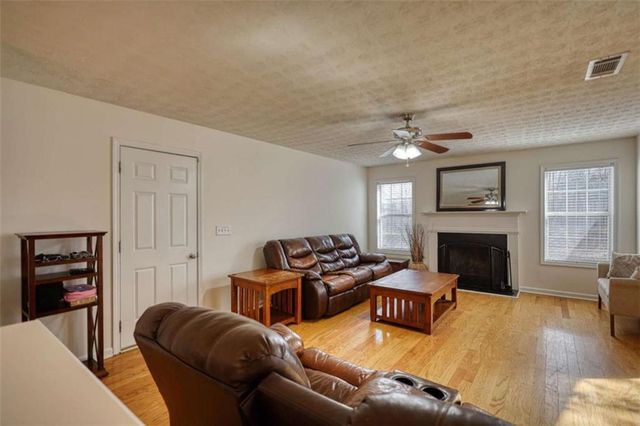 911 Parkplace, Loganville, GA 30052