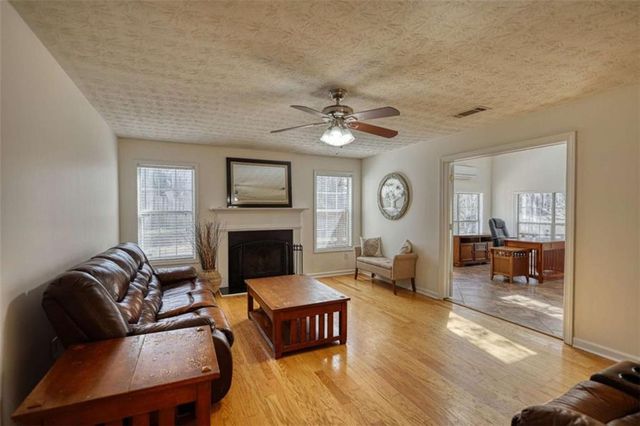 911 Parkplace, Loganville, GA 30052