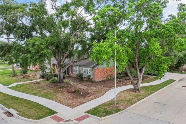 102 Parliament Drive, Houston, TX 77034