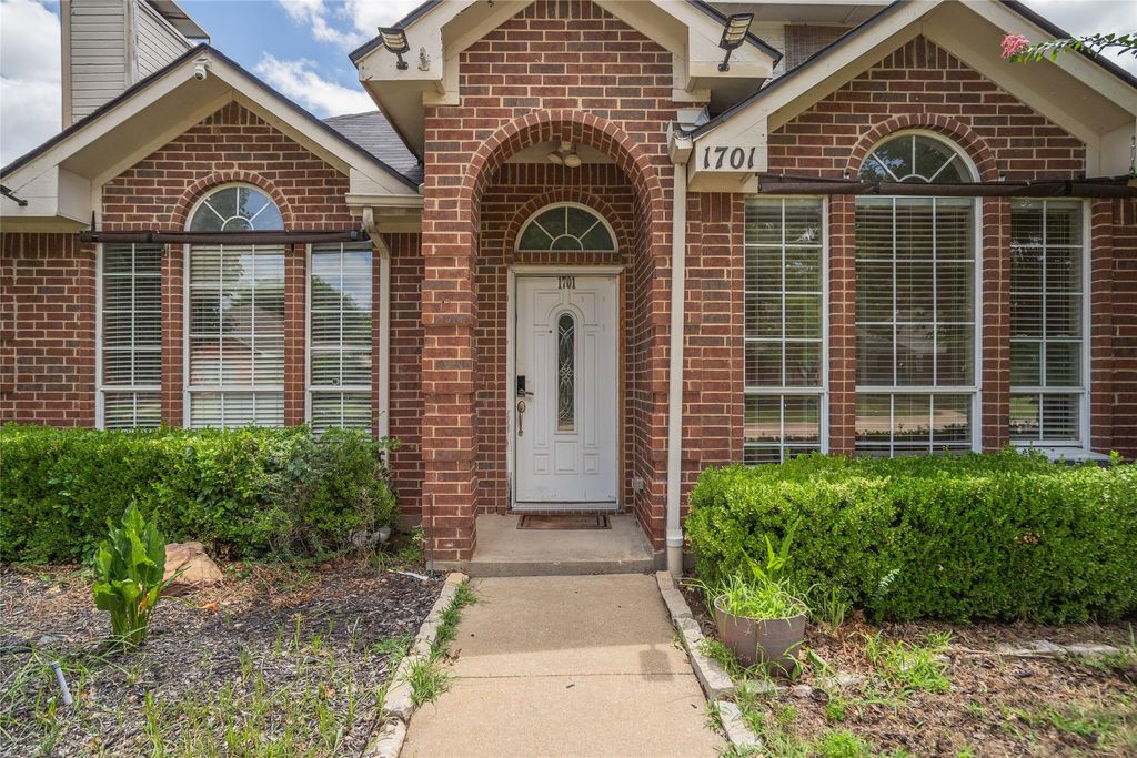 1701 Creekway Drive, Lewisville, TX 75067