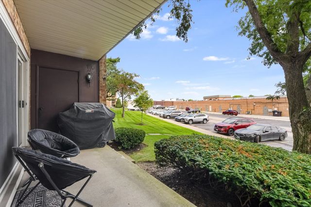 500 W Huntington Commons Road 157, Mount Prospect, IL 60056