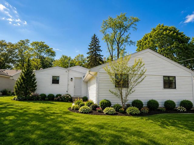 2814 Cardinal Drive, Rolling Meadows, IL 60008