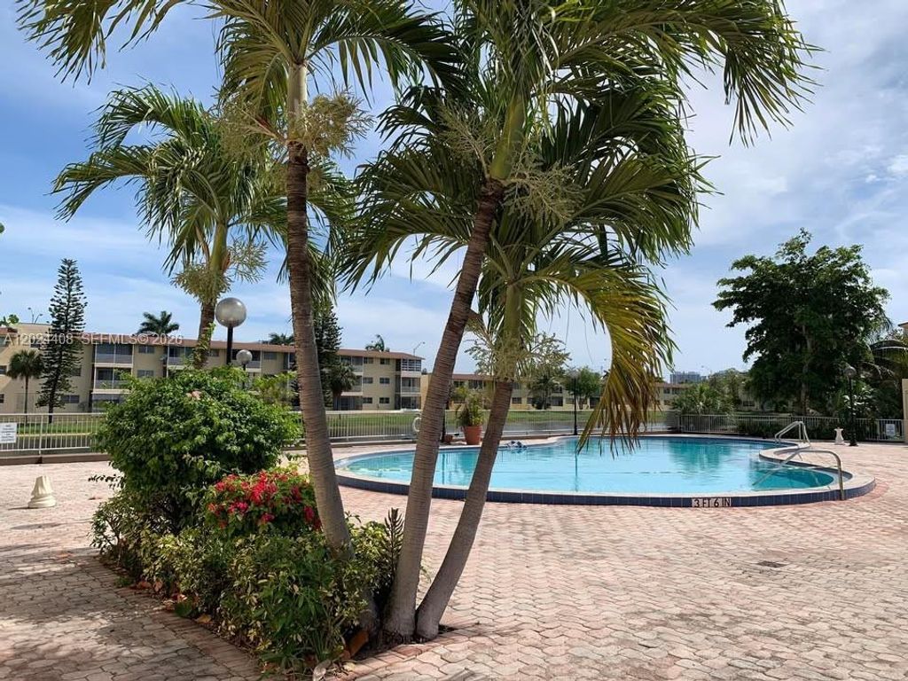 2820 NE 201st Ter F329, Aventura, FL 33180